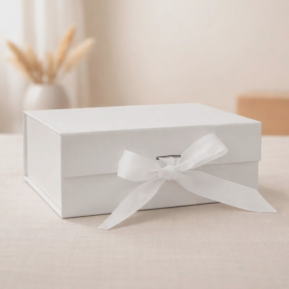 بوكس هدايا ابيض مع شريطه بيضاء - white gift box white ribbon